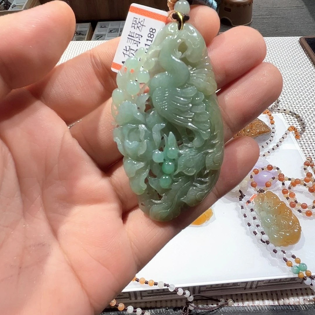 翡翠未镶嵌颈饰挂件