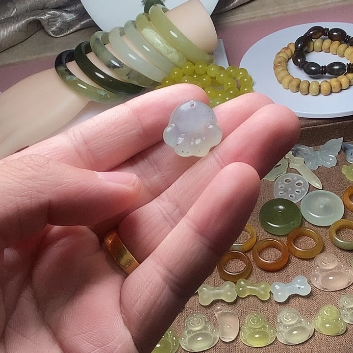 蛇纹石玉未镶嵌颈饰