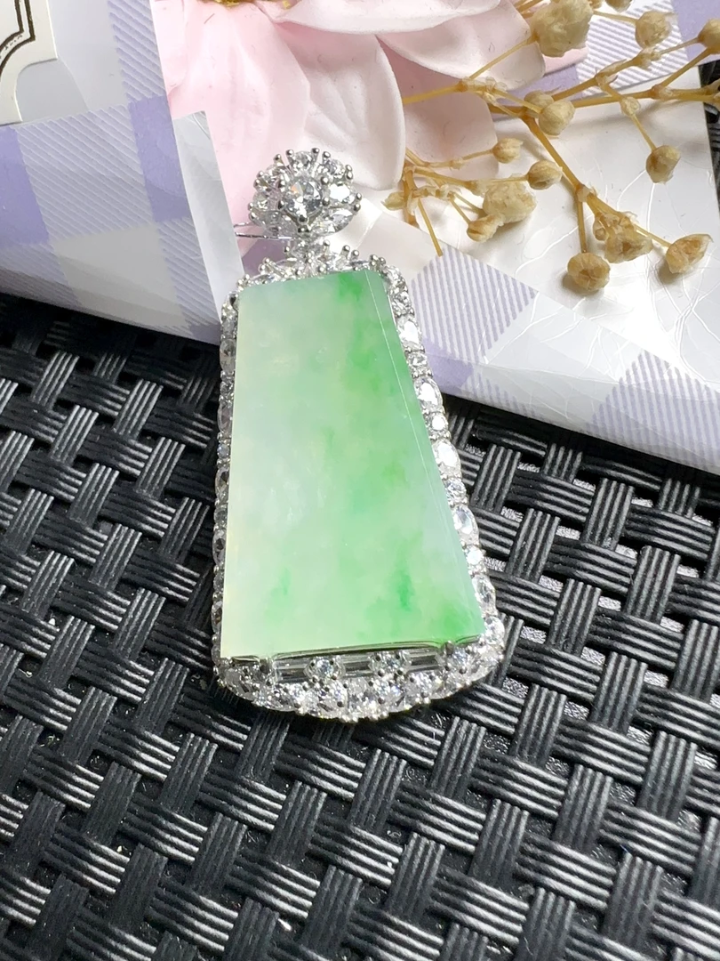 缅甸天然翡翠A货S925银镶，大气时尚冰飘绿厚装素面无事牌吊坠