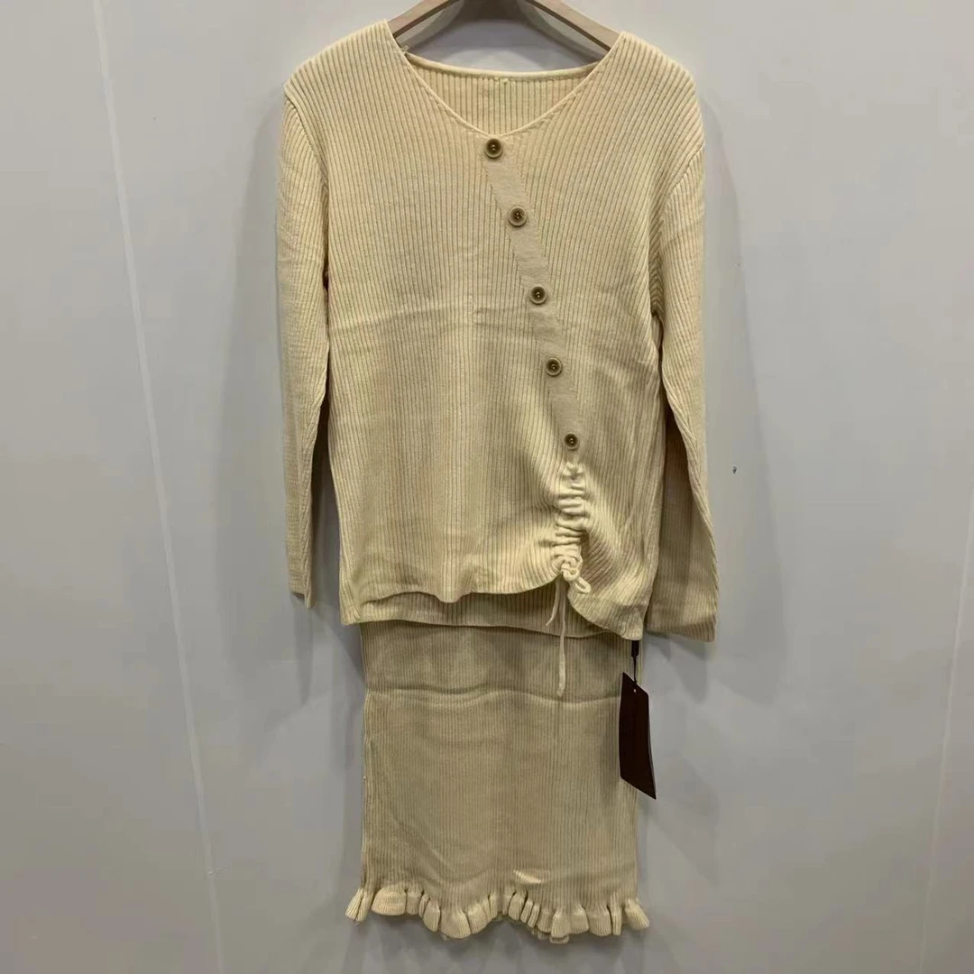 B045281时尚V领杏色木耳边斜排扣套装