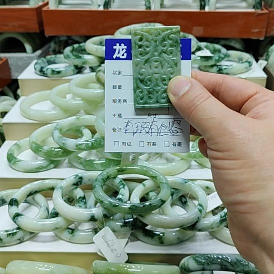 透闪石-蛇纹石玉未镶嵌颈饰