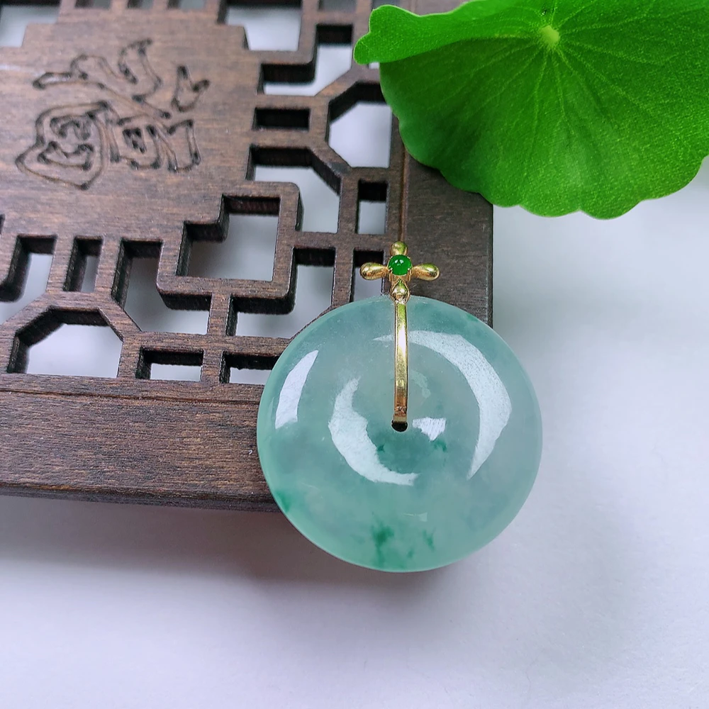 缅甸天然Ａ货翡翠18k金镶嵌飘花平安扣。 尺寸27.3/5.4