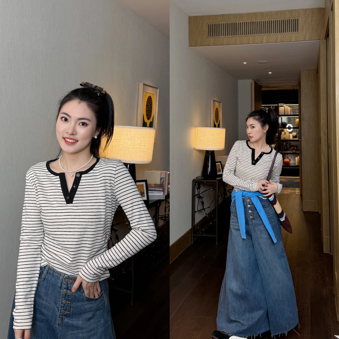 PM王囡囡 黑白条纹小V领三粒扣撞色边长袖薄T恤 ND1C1613