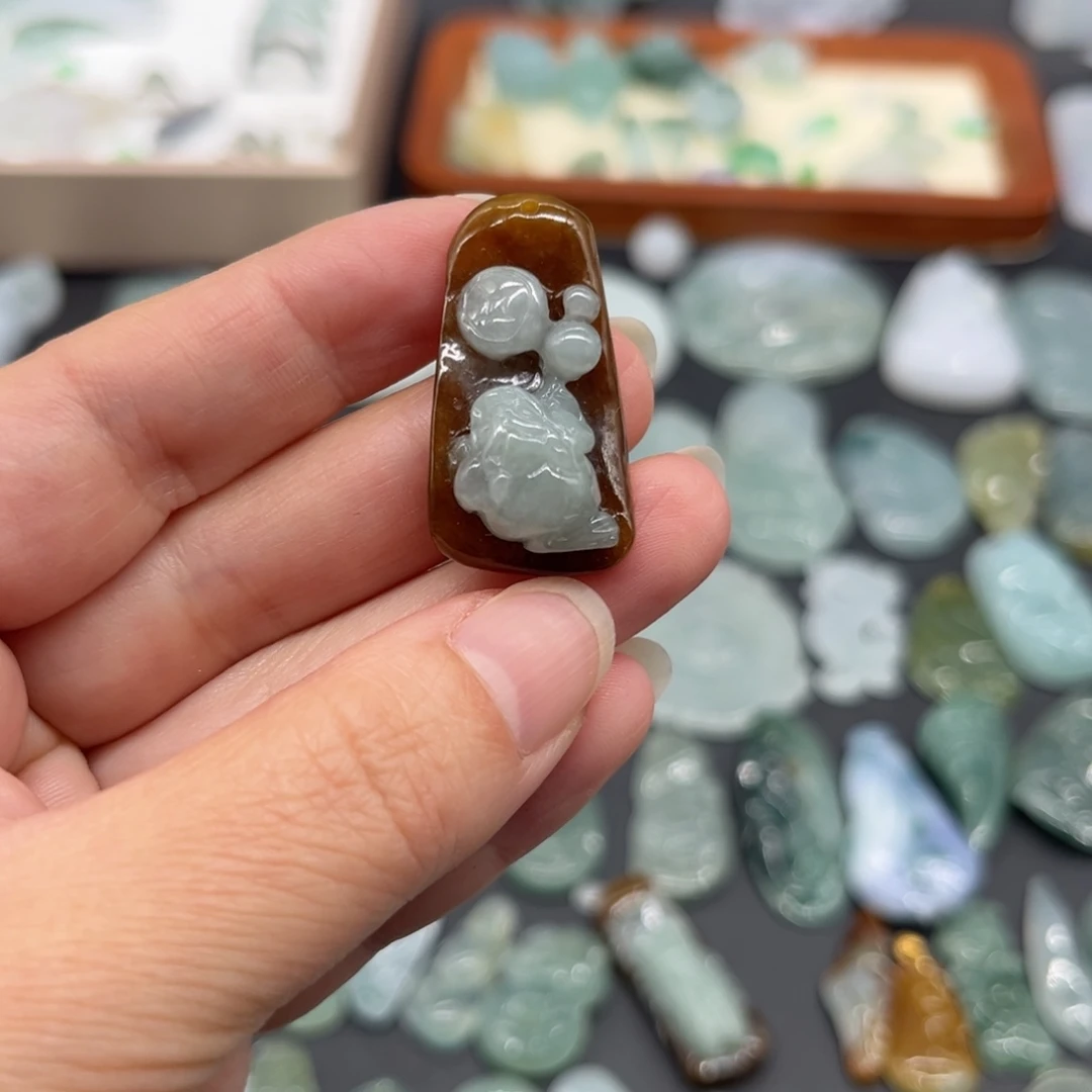 翡翠未镶嵌颈饰金蟾