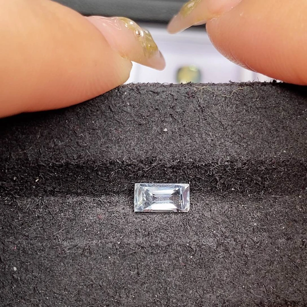 蓝宝石裸石未镶嵌清澈透亮白色蓝宝火彩不错1.00ct