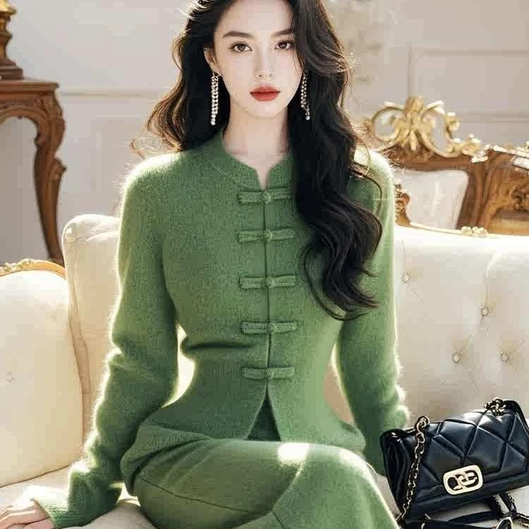 2025年冬季富家千金感气质小香风高端新中式国风绿色毛衣裤子套装