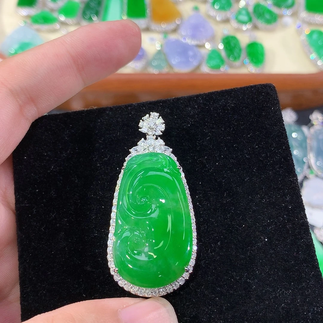 翡翠18K金镶嵌颈饰