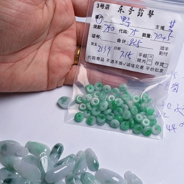 野***鸽翡翠未镶嵌颈饰翡翠等翡翠饰品