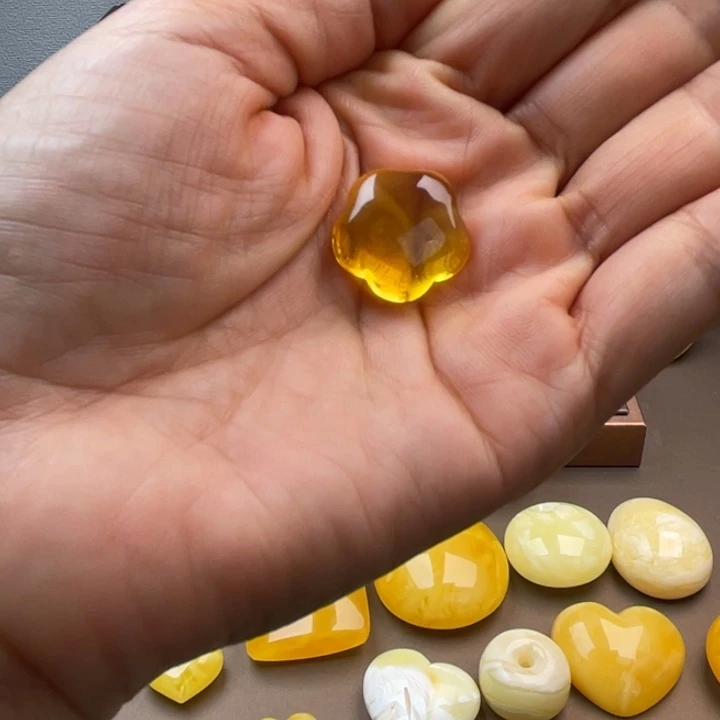 琥珀未镶嵌颈饰蜜蜡