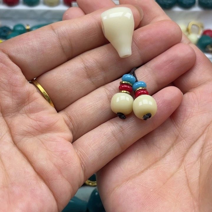 琉璃颈饰雪巴琉璃