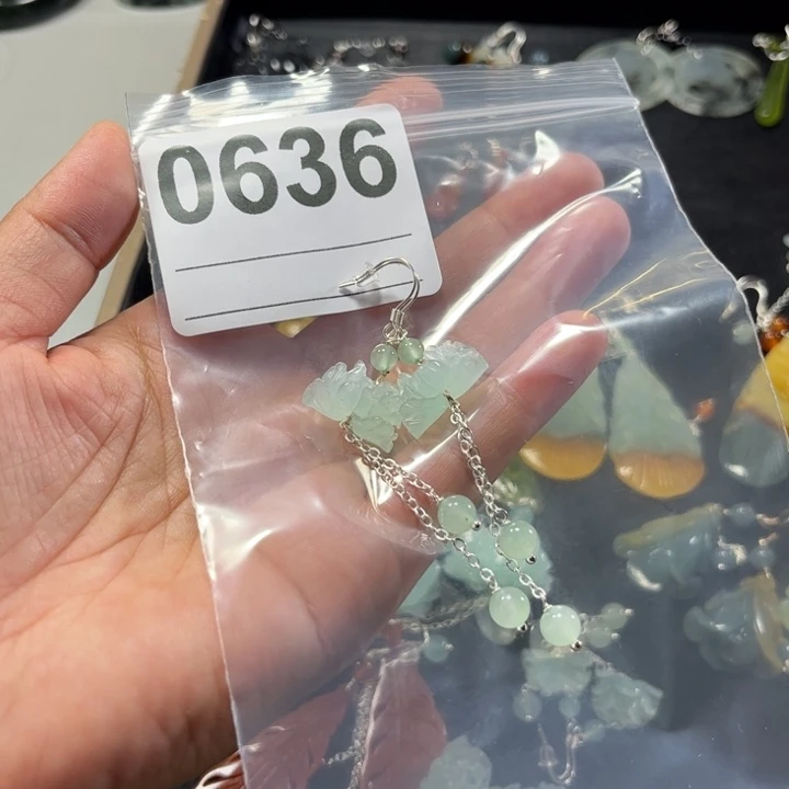 唐***儿蛇纹石玉合金耳饰