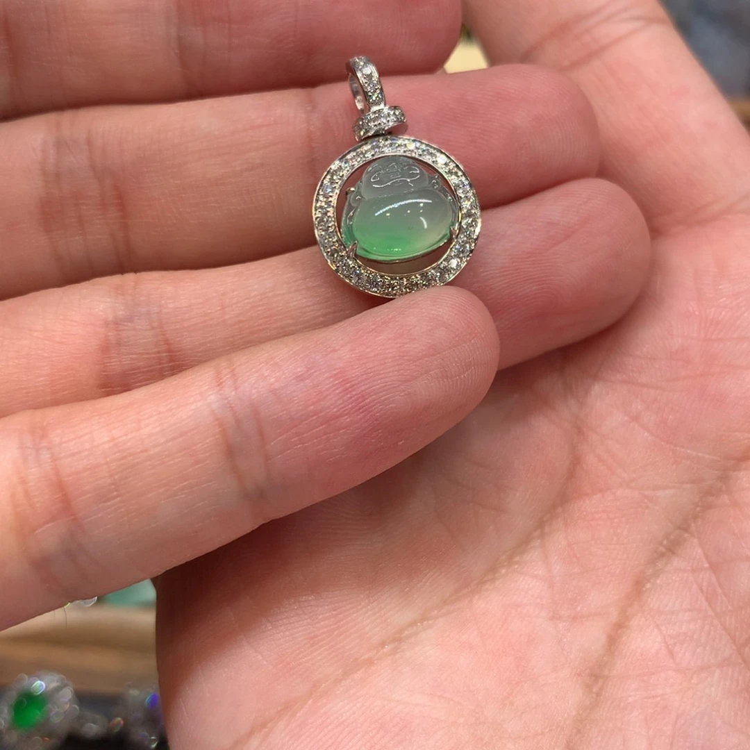 翡翠18K金镶嵌颈饰吊坠