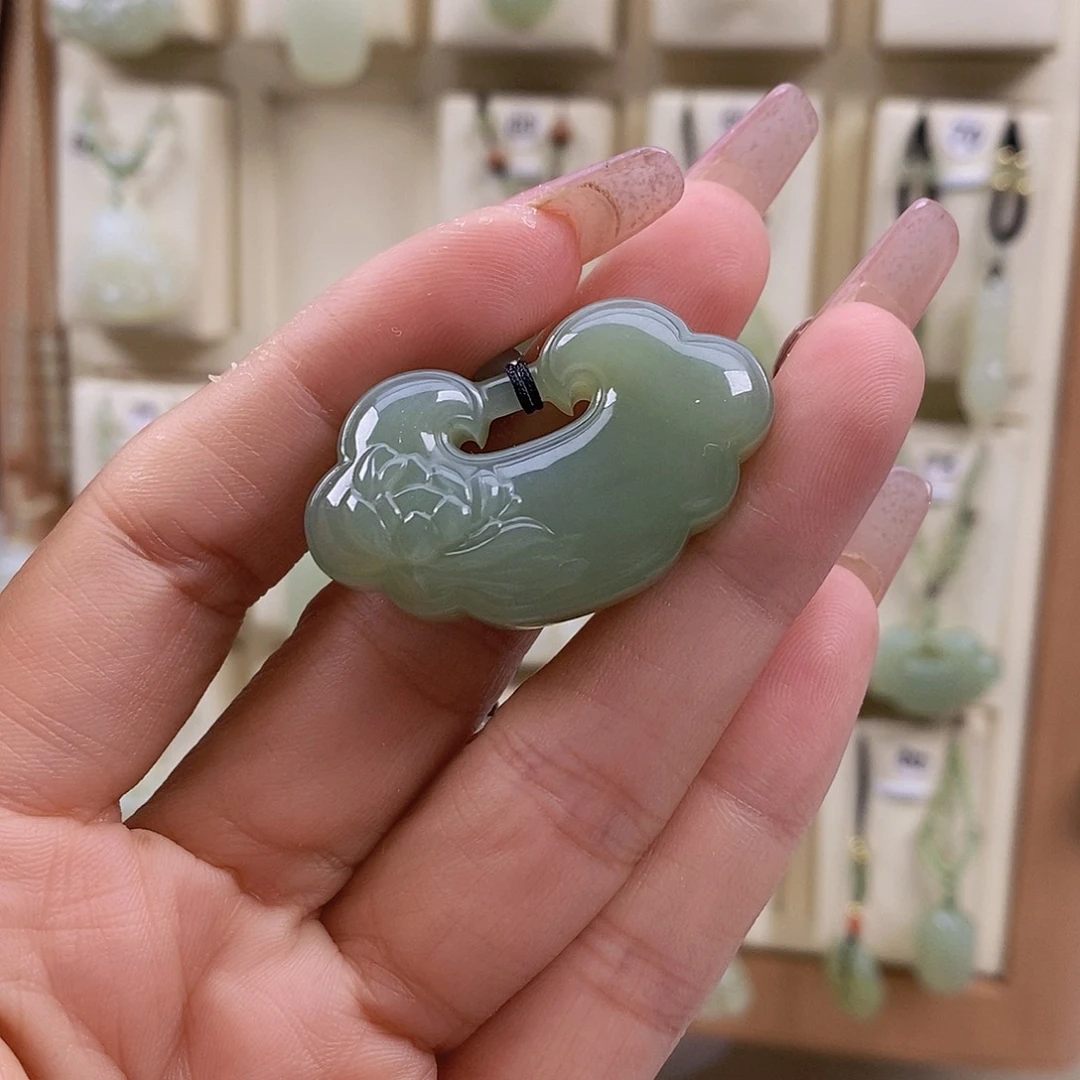 白***欢颈饰未镶嵌和田玉