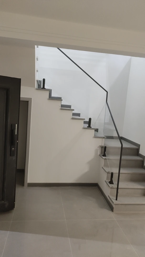 重庆，玻璃扶手玻璃护栏铝合金座子12超白玻璃铝合金扶手楼梯