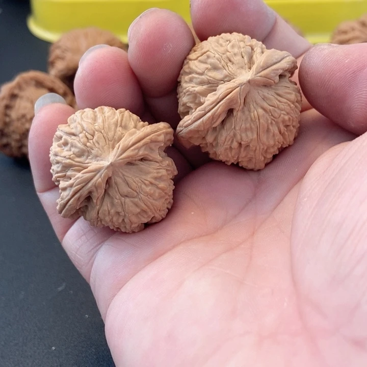 文玩核桃吊坠狮子