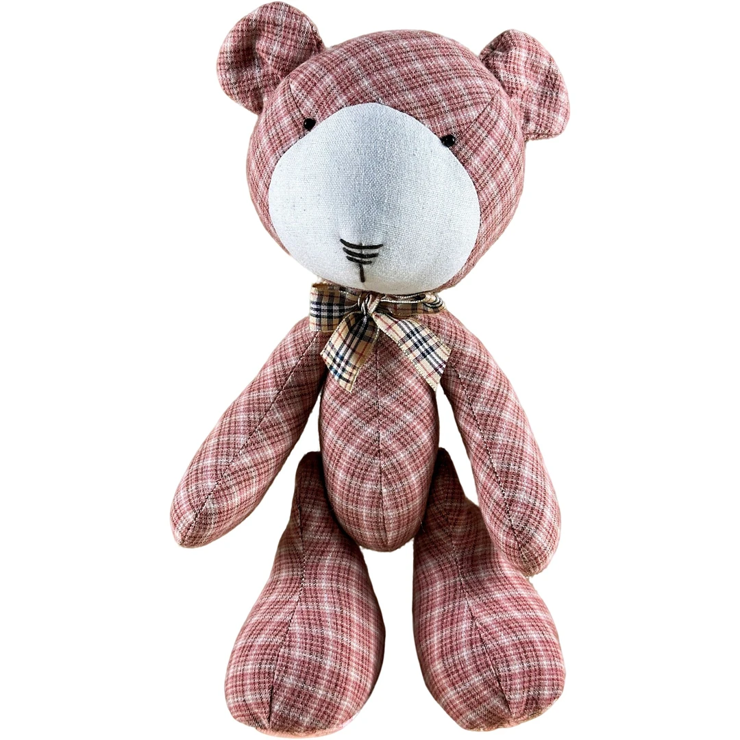 三角熊粉-英伦复古格纹坐姿可爱摆件，陪伴式布偶，装饰娃娃