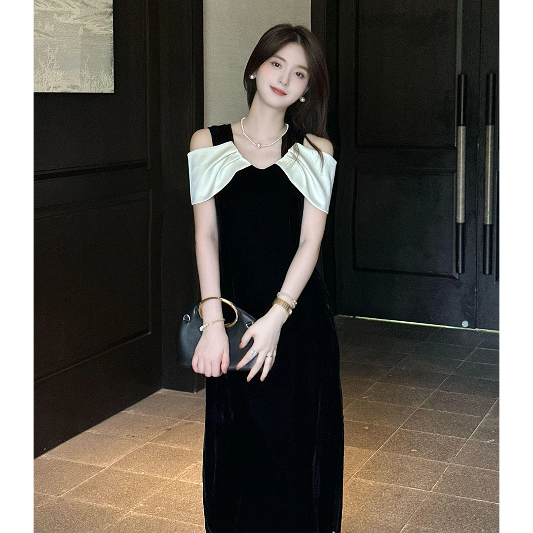 法式气质方领露肩短袖小黑裙女2025夏季新款修身显瘦高腰连衣裙子