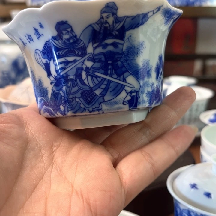 用****4微瑕青花人物盖碗