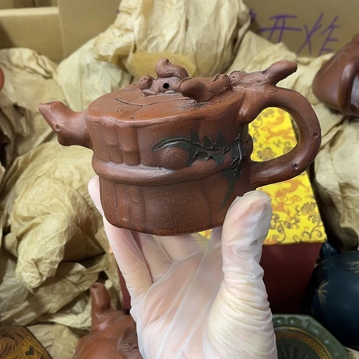 紫砂茶壶矿泥料，手工制作的一把紫砂壶。