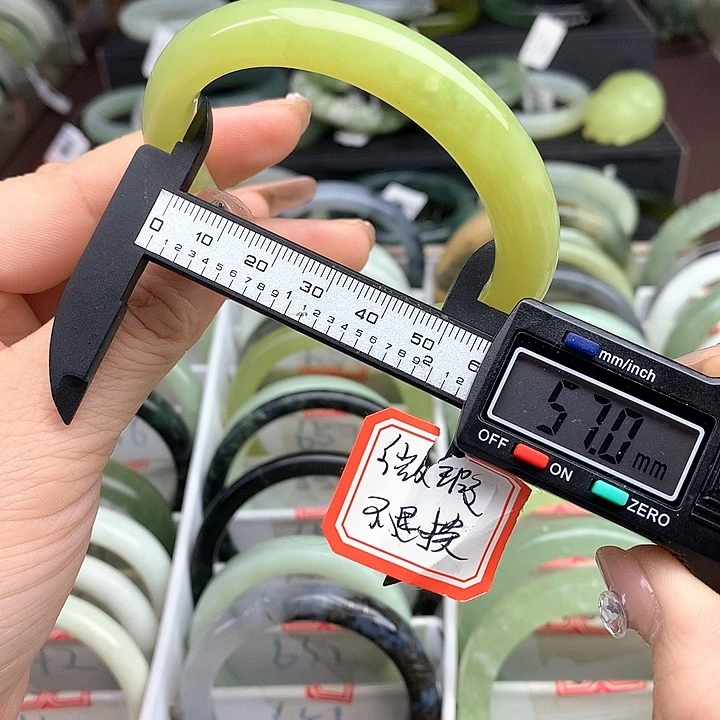 蛇纹石玉手镯未镶嵌647