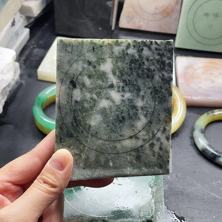 石英质玉未镶嵌手镯定制