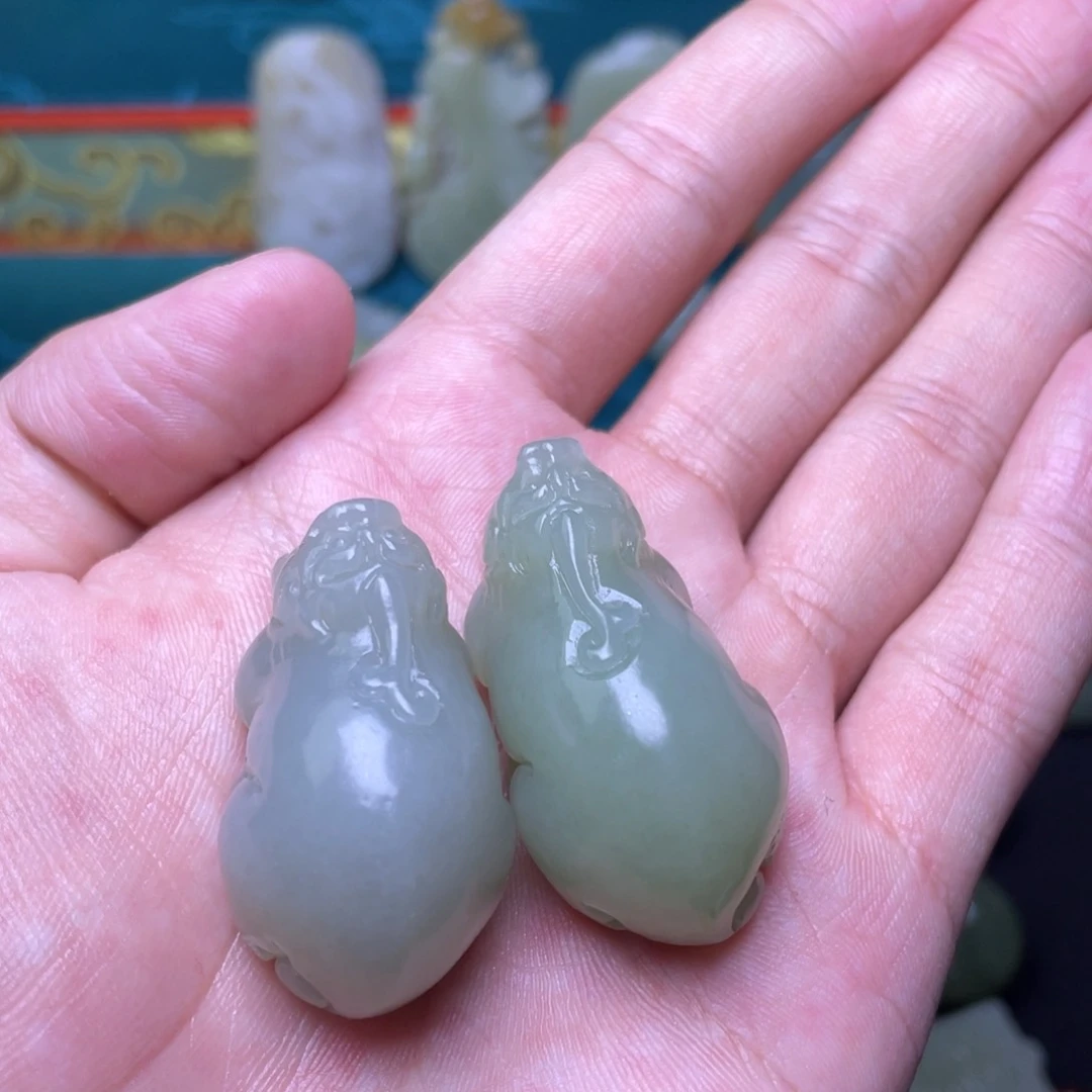 牛***草和田玉未镶嵌颈饰