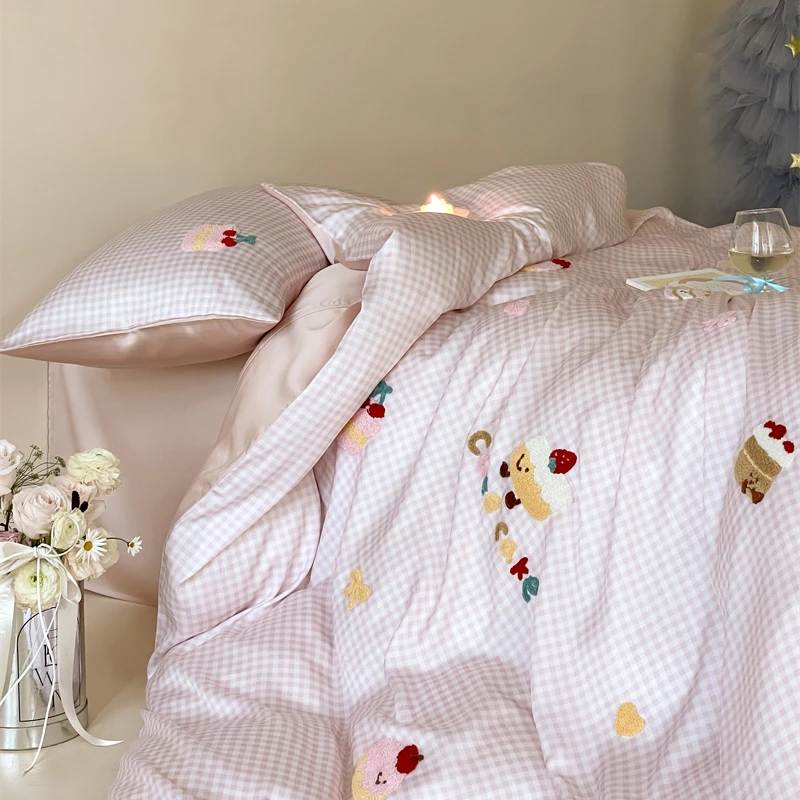 易安阁ins卡通60s天丝毛巾绣花粉格子丝滑凉感四件套1.5m1.8米