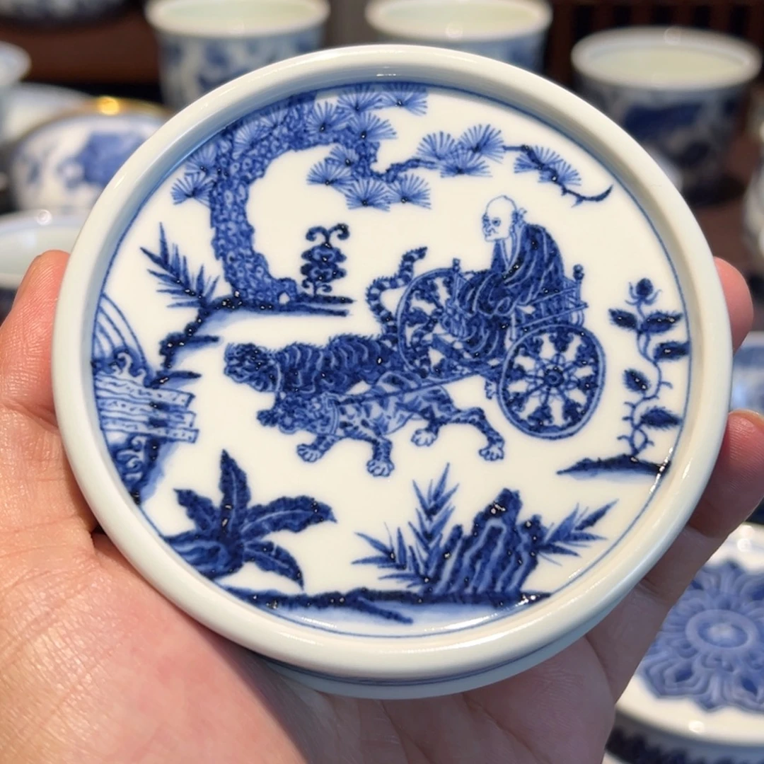 精品青花鬼谷子先生下山图盖置面径约8.2厘米