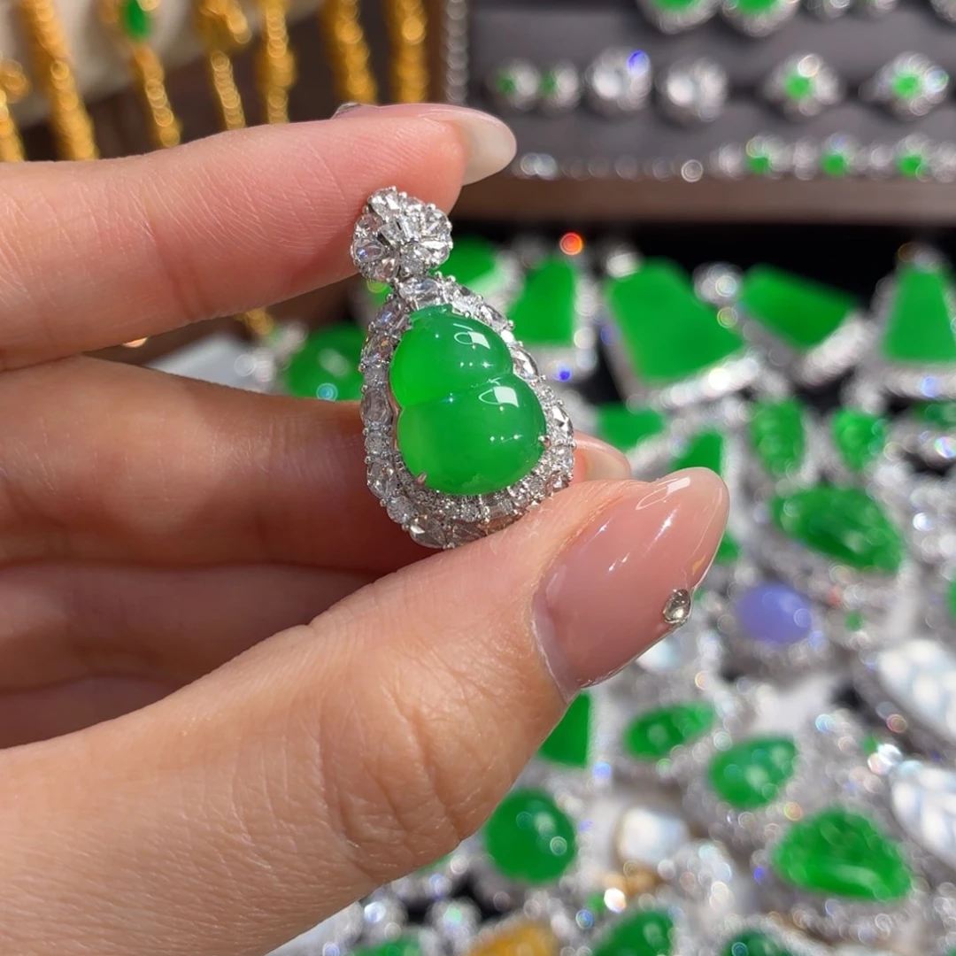 翡翠18K金镶嵌颈饰葫芦