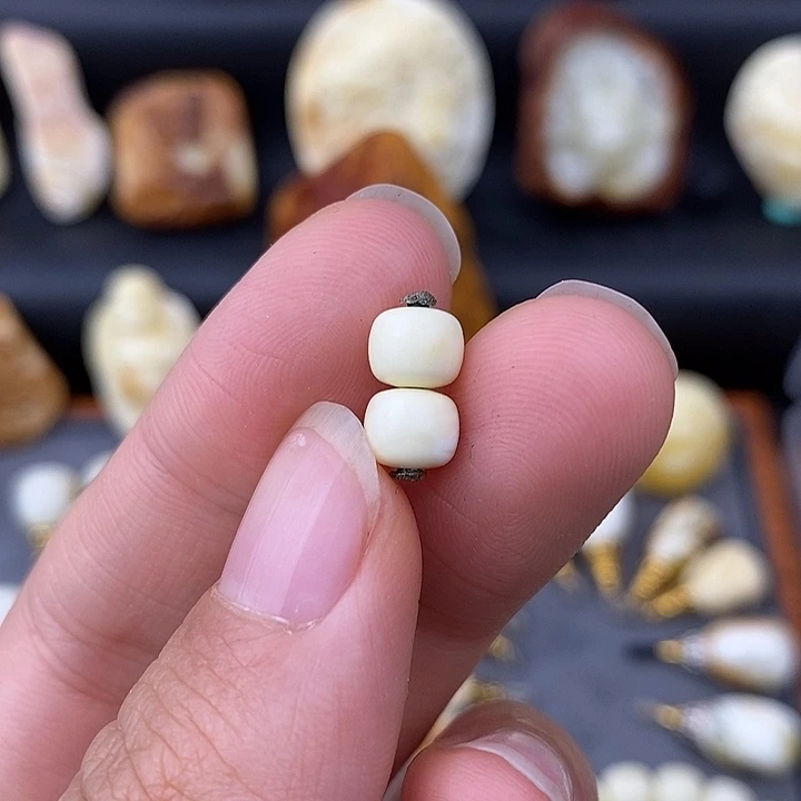 琥珀未镶嵌裸石6.5白蜡对珠