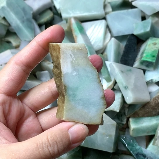 翡翠挂件未镶嵌抖***?翡翠原石