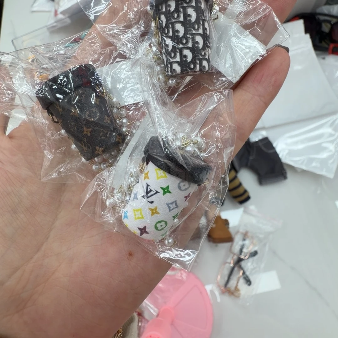 奶茶杯斜挎包一个，备注颜色