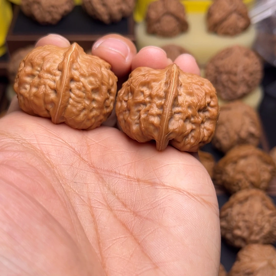 文玩核桃把件门头沟元宝36左右