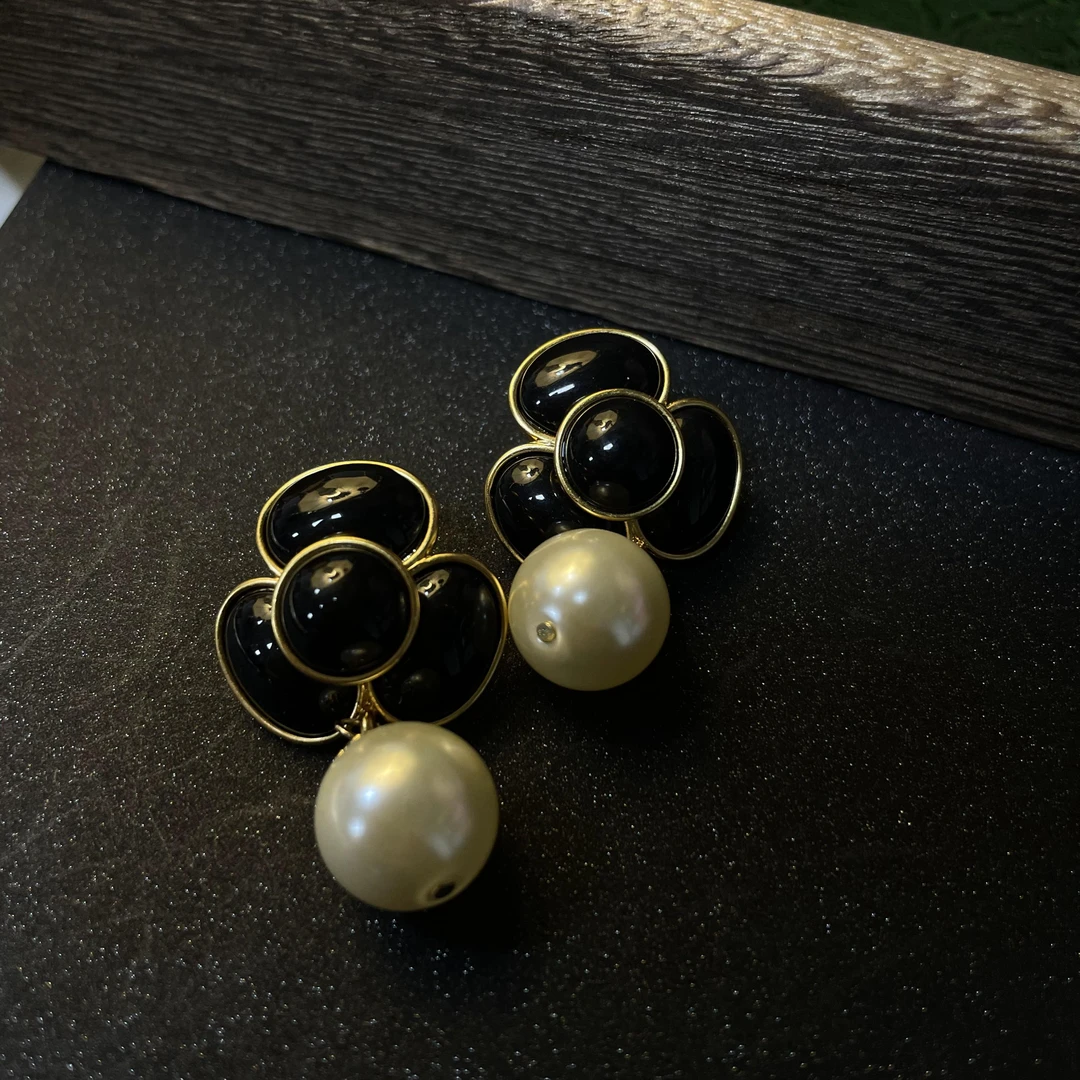 2315 镀k金 黑色小花耳钉