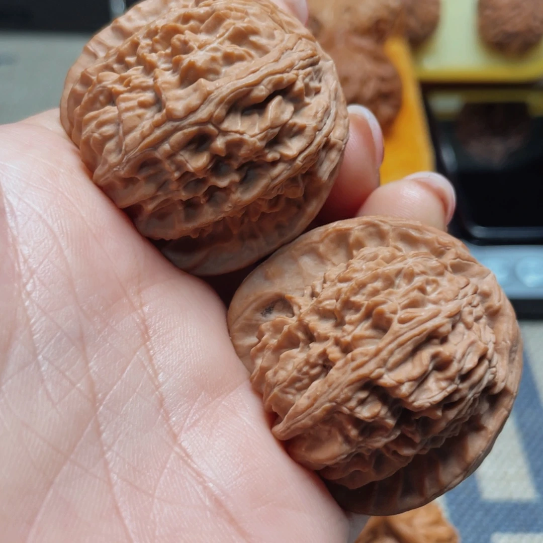 文玩核桃吊坠40尖微黄