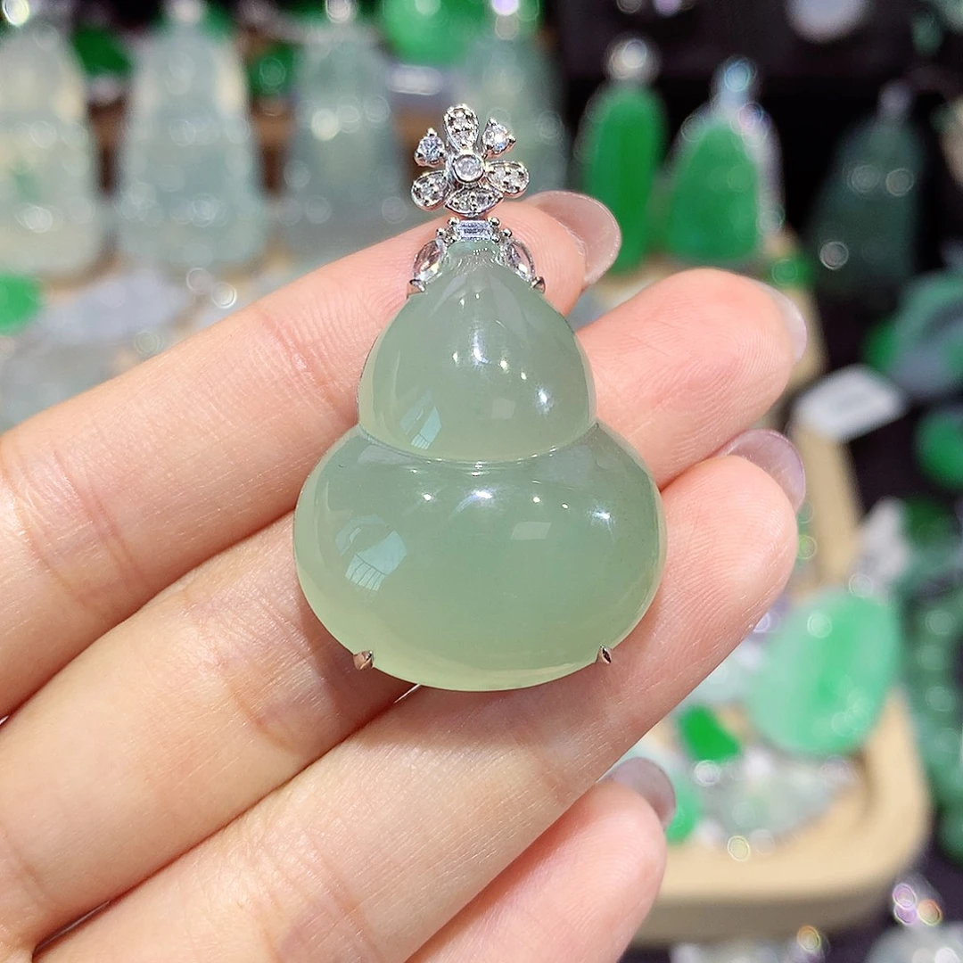 颈饰18K金镶嵌翡翠葫芦