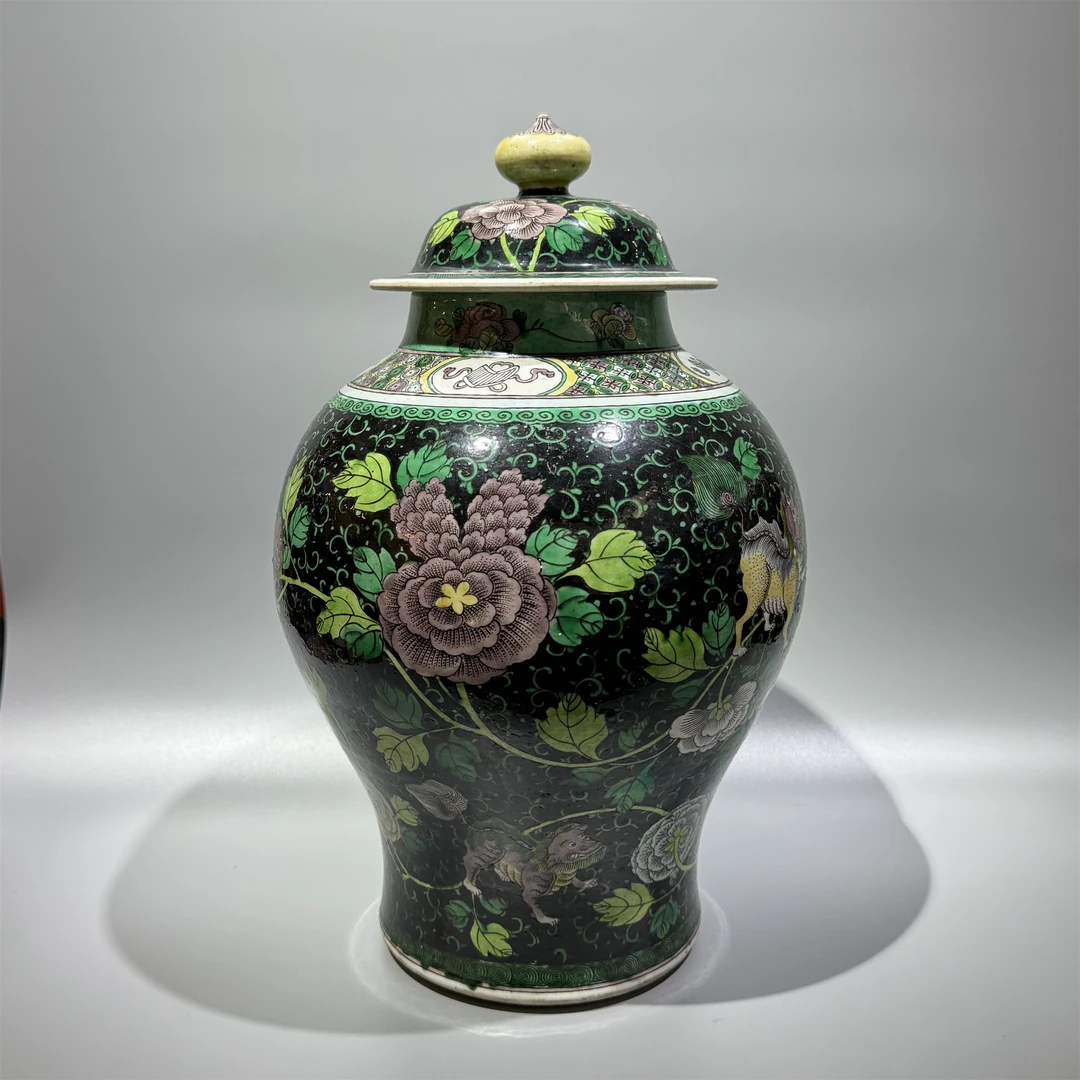 QW3-18清光绪·墨地素三彩狮子穿花纹将军罐【古董拍卖】