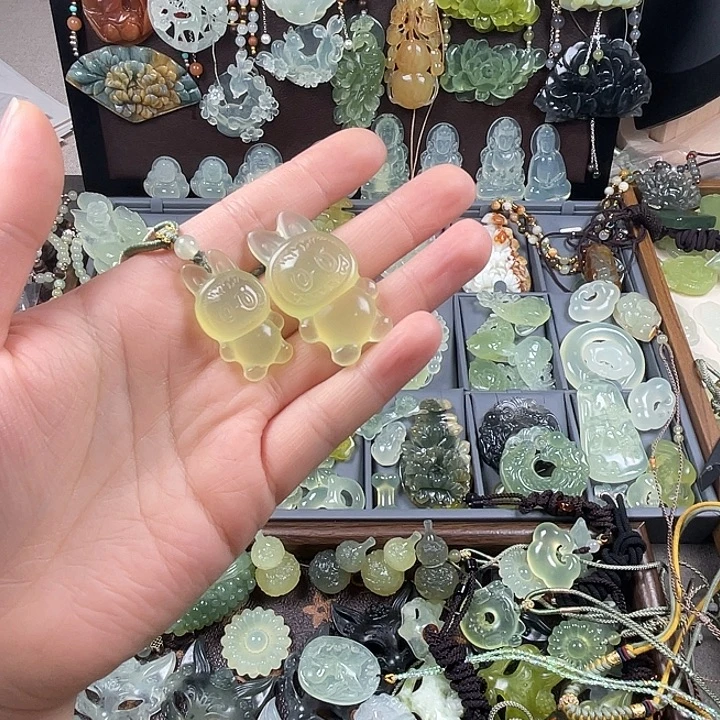 岫玉未镶嵌吊坠(赠链)