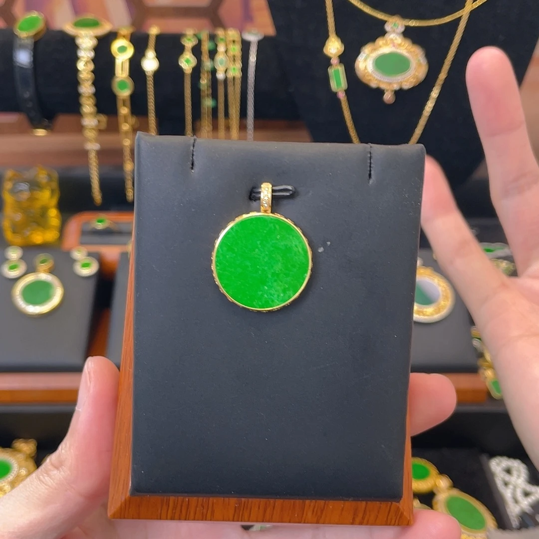 翡翠18K金镶嵌吊坠(赠链)