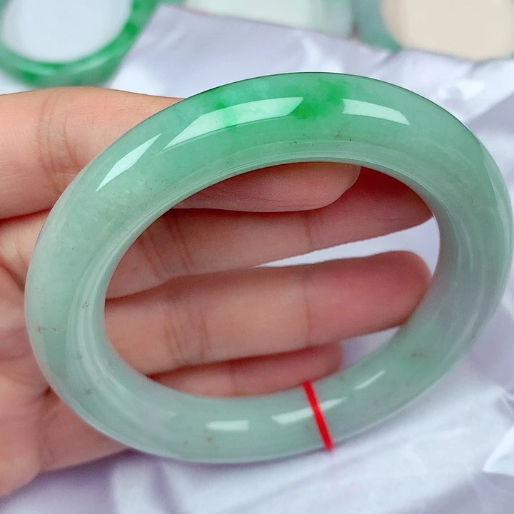 翡翠未镶嵌手镯60～61飘阳绿胖圆条手镯