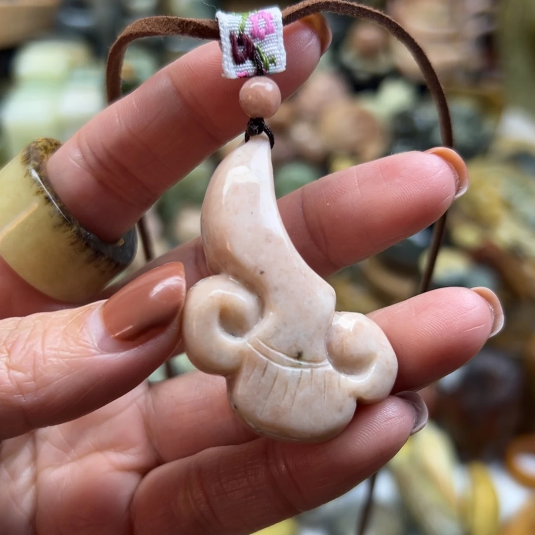 岫玉未镶嵌颈饰辽阳粉如意