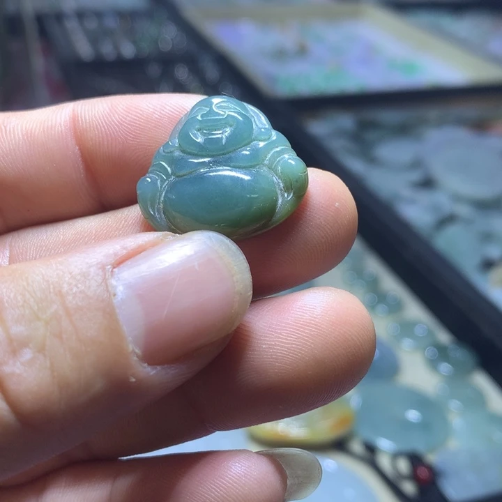 翡翠未镶嵌颈饰佛宫