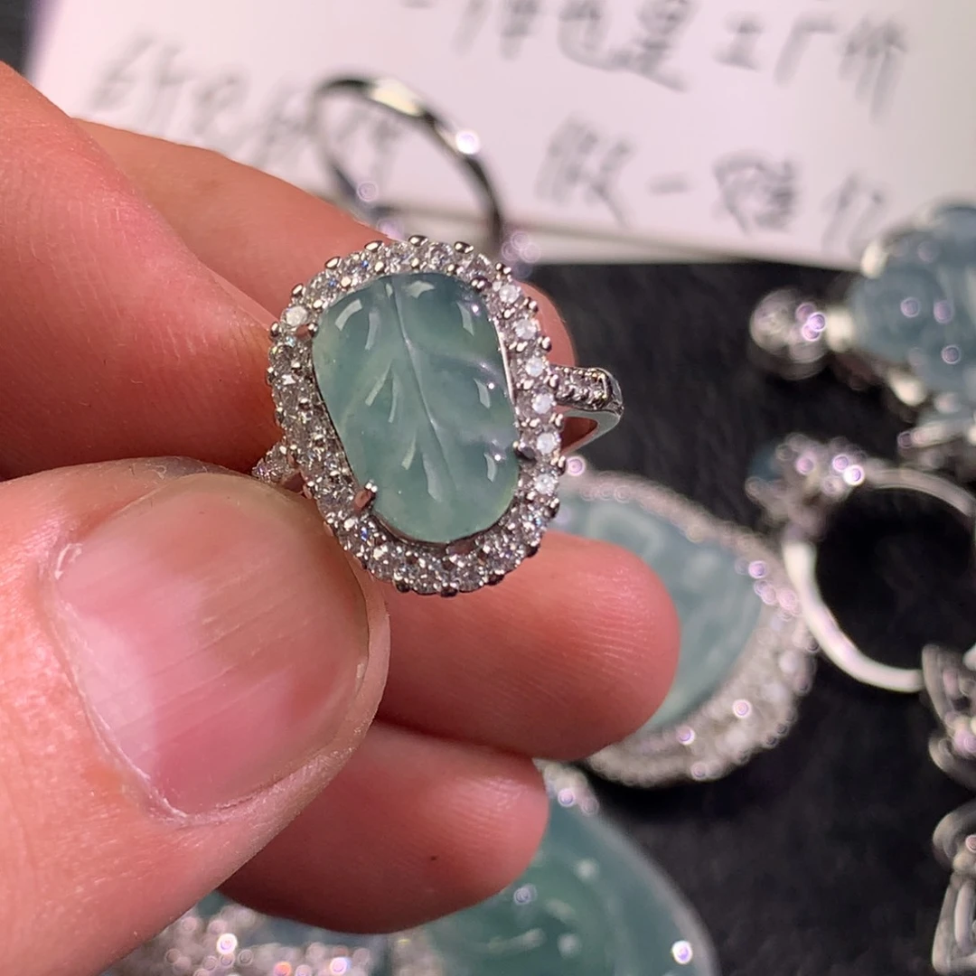 翡翠未镶嵌颈饰叶子戒指