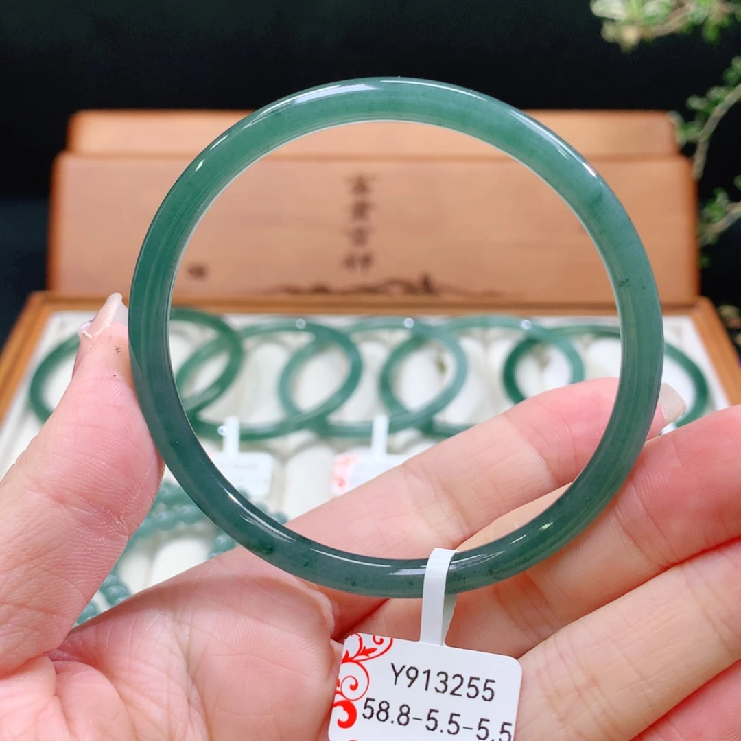 翡翠手镯未镶嵌天然