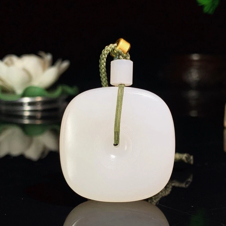 新疆和田玉羊脂白玉四方平安无事牌子挂件。