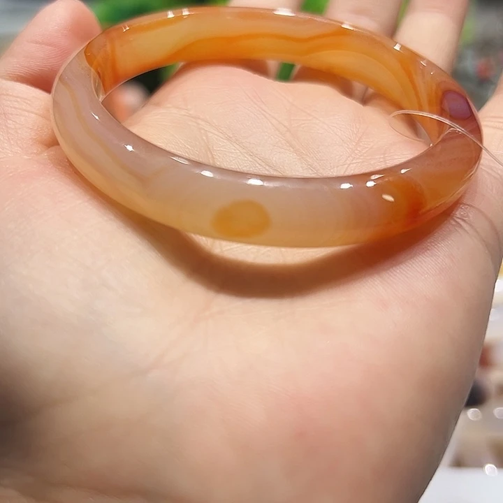 金***觉玛瑙/玉髓手镯未镶嵌微扣