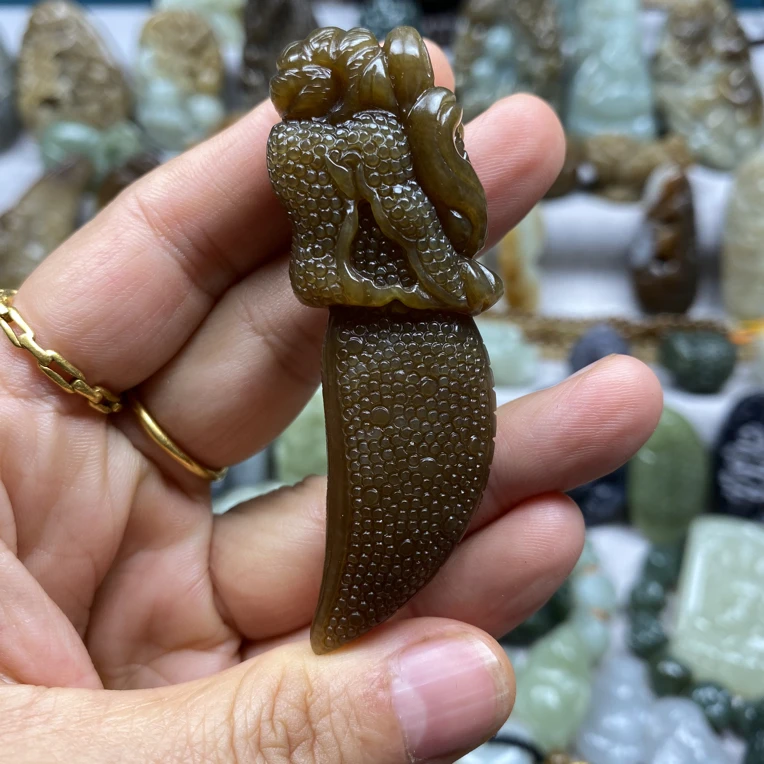 新疆和田玉红糖龙牙挂件