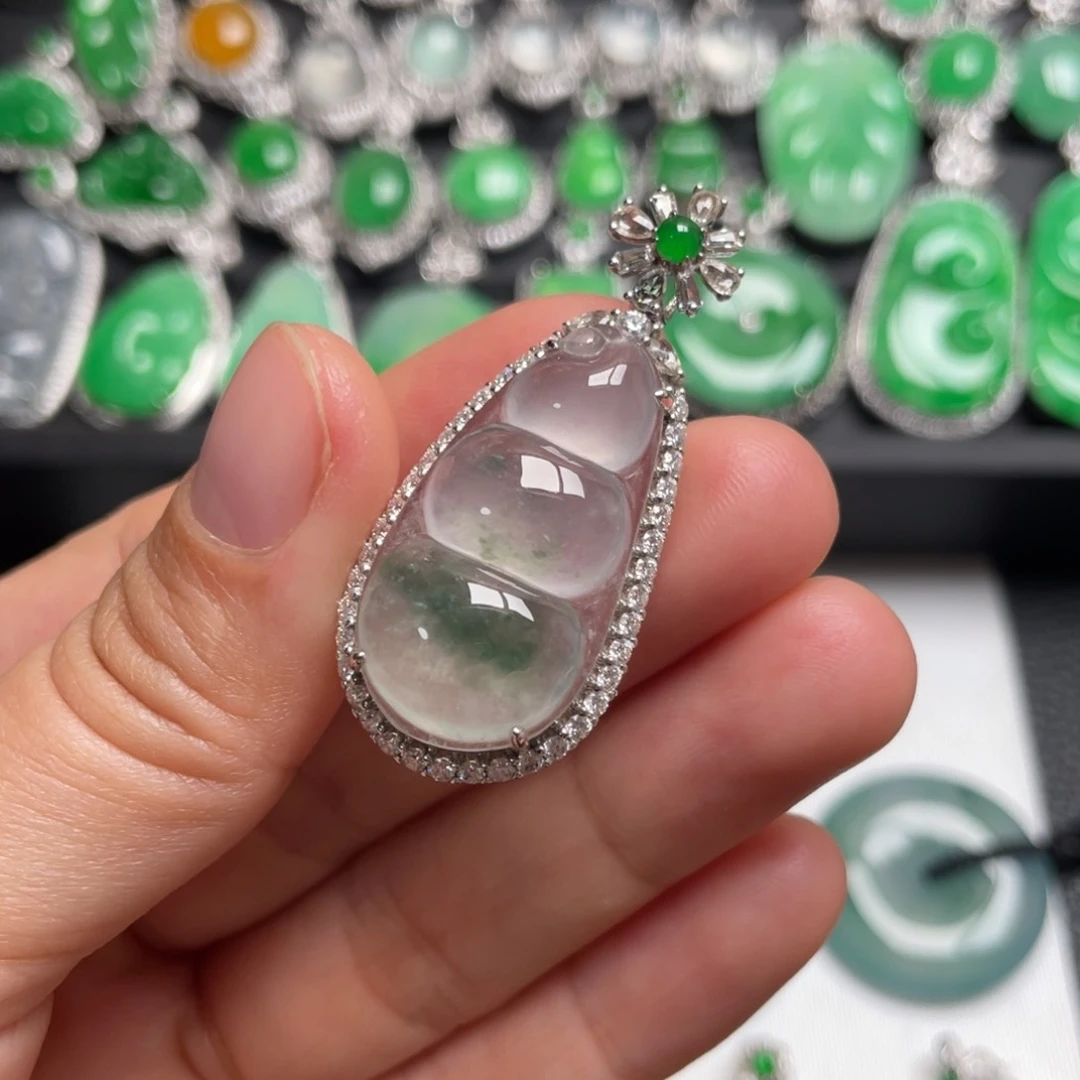 翡翠颈饰18K金镶嵌福豆