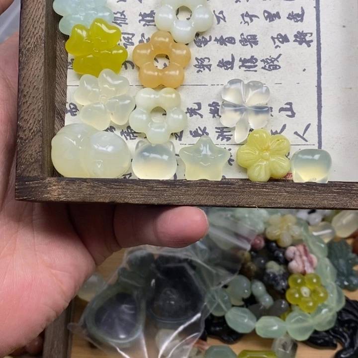 阿***师蛇纹石玉未镶嵌颈饰