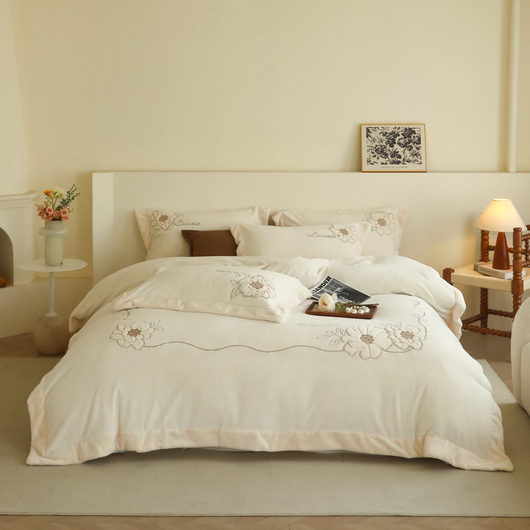 甜姿洛薇米白绒四件套宽边轻奢绣花加绒加厚柔软防寒防静电